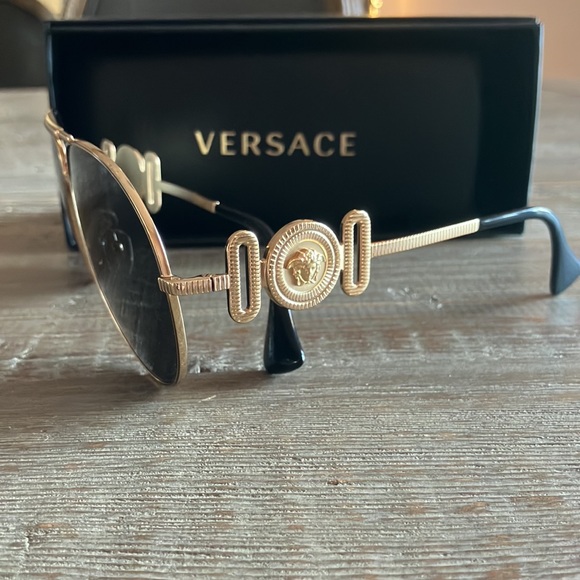 Brand new versace aviator sunglasses unisex - Picture 2 of 2